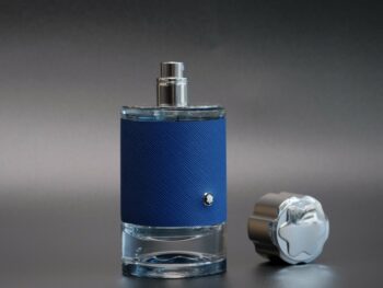 Mang trong mình một màu xanh đầy mạnh mẽ, Montblanc Men’s Explorer Ultra Blue thể hiện được sự nam tính, sức lôi cuốn đầy tinh tế thông qua mùi hương của mình. Hương nước hoa mang theo cảm xúc của những chuyến phiêu lưu và sự tự do, phóng khoáng. Khi sử dụng Explorer Ultra Blue, sự tươi mát của trái cây(cam Bergamot Sicily, hương trái cây, tiêu hồng) có thể đánh cắp cảm xúc của bạn ngay từ lần xịt đầu tiên. Sau đó, mùi hương(hương của biển, long diên hương) nhanh mang chúng ta đến vùng biển mát lành và đầy sảng khoái. Và cuối cùng Explorer Ultra Blue làm trầm đi cái mát lành, sảng khoái đó bằng mùi gỗ, hoắc hương Indonesia, mùi da thuộc. Tất cả như một cuộc hành trình có đi có về và đầy cảm xúc. Với ngoại hình bắt mắt, sang trọng và nam tính, cùng mùi hương dễ dàng gây lưu luyến, Montblanc Men’s Explorer Ultra Blue là một trong những hương nước hoa vô cùng thu hút. Sản phẩm hiện đang có sẵn tại cửa hàng, phù hợp làm quà tặng. 11 Nước hoa Montblanc Men's Explorer Ultra Blue EDP Body Spray 100ml 128801 - nuoc hoa montblanc mens explorer ultra blue edp body spray 100ml 128803 scaled
