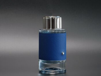 Mang trong mình một màu xanh đầy mạnh mẽ, Montblanc Men’s Explorer Ultra Blue thể hiện được sự nam tính, sức lôi cuốn đầy tinh tế thông qua mùi hương của mình. Hương nước hoa mang theo cảm xúc của những chuyến phiêu lưu và sự tự do, phóng khoáng. Khi sử dụng Explorer Ultra Blue, sự tươi mát của trái cây(cam Bergamot Sicily, hương trái cây, tiêu hồng) có thể đánh cắp cảm xúc của bạn ngay từ lần xịt đầu tiên. Sau đó, mùi hương(hương của biển, long diên hương) nhanh mang chúng ta đến vùng biển mát lành và đầy sảng khoái. Và cuối cùng Explorer Ultra Blue làm trầm đi cái mát lành, sảng khoái đó bằng mùi gỗ, hoắc hương Indonesia, mùi da thuộc. Tất cả như một cuộc hành trình có đi có về và đầy cảm xúc. Với ngoại hình bắt mắt, sang trọng và nam tính, cùng mùi hương dễ dàng gây lưu luyến, Montblanc Men’s Explorer Ultra Blue là một trong những hương nước hoa vô cùng thu hút. Sản phẩm hiện đang có sẵn tại cửa hàng, phù hợp làm quà tặng. 14 Nước hoa Montblanc Men's Explorer Ultra Blue EDP Body Spray 100ml 128801 - nuoc hoa montblanc mens explorer ultra blue edp body spray 100ml 128804 scaled