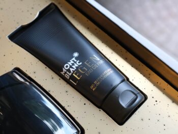 Bộ quà tặng nước hoa bạn thấy trong hình là phiên bản được Montblanc thiết kế bao gồm chai nước hoa Legend Eau De Parfum Vaporisateur 100ml, một tuýp dưỡng da sau cạo Baume Apres-Rasage 100ml và một tuýp gel tắm Douche Integral 100ml. Bộ set chăm sóc cho vẻ ngoài nam tính của những quý ông lịch lãm, tăng phần cuốn hút, quyến rũ và mang lại mùi hương không thể tuyệt vời hơn. 10 Bộ quà tặng nước hoa LEGEND EAU DE PARFUM POUR HOMME - FOR MEN - bo qua tang nuoc hoa legend eau de parfum pour homme for men 1 scaled