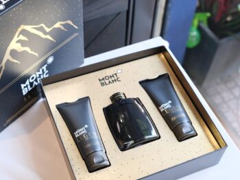 Bộ quà tặng nước hoa bạn thấy trong hình là phiên bản được Montblanc thiết kế bao gồm chai nước hoa Legend Eau De Parfum Vaporisateur 100ml, một tuýp dưỡng da sau cạo Baume Apres-Rasage 100ml và một tuýp gel tắm Douche Integral 100ml. Bộ set chăm sóc cho vẻ ngoài nam tính của những quý ông lịch lãm, tăng phần cuốn hút, quyến rũ và mang lại mùi hương không thể tuyệt vời hơn. 8 Bộ quà tặng nước hoa LEGEND EAU DE PARFUM POUR HOMME - FOR MEN - bo qua tang nuoc hoa legend eau de parfum pour homme for men 3 scaled