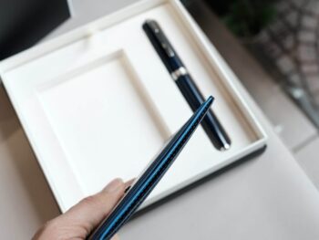 Bộ set bút Montblanc PIX Blue Rollerball Pen & pocket holder 6cc navy 128956 - bo set but montblanc pix blue rollerball pen amp pocket holder 6cc navy 128962 scaled