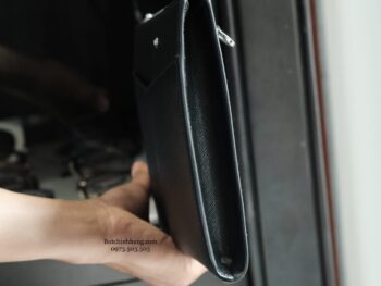 Clutch cầm tay Montblanc Unisex Sartorial Black 128570 gia công tại Italy với thiết kế nhỏ gọn được làm từ da bê màu đen in hoa văn Saffiano, logo được đặt ngay giữa tạo nên điểm nhấn khi cầm. Chiếc ví có kích thước 280*30*180 mm, có 2 ngăn phụ trước, 1 ngăn chính có lớp lót bên trong và vài ngăn nhỏ khá tiện cho cất giữ đồ. Chiếc ví có dây đeo cổ tay có thể tháo rời rất tiện. 7 Clutch cầm tay Montblanc Unisex Sartorial Black 128570 - Ảnh 3