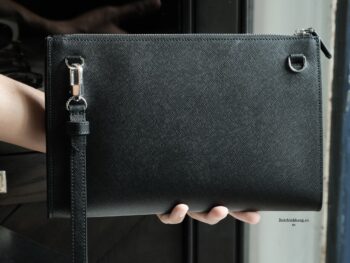 Clutch cầm tay Montblanc Unisex Sartorial Black 128570 gia công tại Italy với thiết kế nhỏ gọn được làm từ da bê màu đen in hoa văn Saffiano, logo được đặt ngay giữa tạo nên điểm nhấn khi cầm. Chiếc ví có kích thước 280*30*180 mm, có 2 ngăn phụ trước, 1 ngăn chính có lớp lót bên trong và vài ngăn nhỏ khá tiện cho cất giữ đồ. Chiếc ví có dây đeo cổ tay có thể tháo rời rất tiện. 8 Clutch cầm tay Montblanc Unisex Sartorial Black 128570 - Ảnh 4