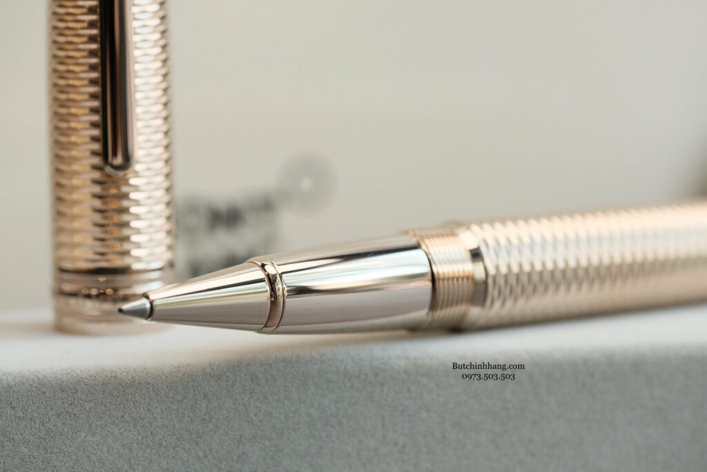 Choose the Montblanc Meisterstuck Solitaire Geometry Champagne Gold Legrand version if you are looking for a meaningful gift - or choose the montblanc meisterstuck solitaire geometry champagne gold legrand version if you are looking for a meaningful gift