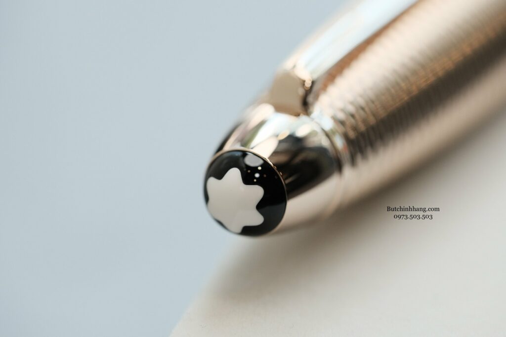 Choose the Montblanc Meisterstuck Solitaire Geometry Champagne Gold Legrand version if you are looking for a meaningful gift - or choose the montblanc meisterstuck solitaire geometry champagne gold legrand version if you are looking for a meaningful gift 2
