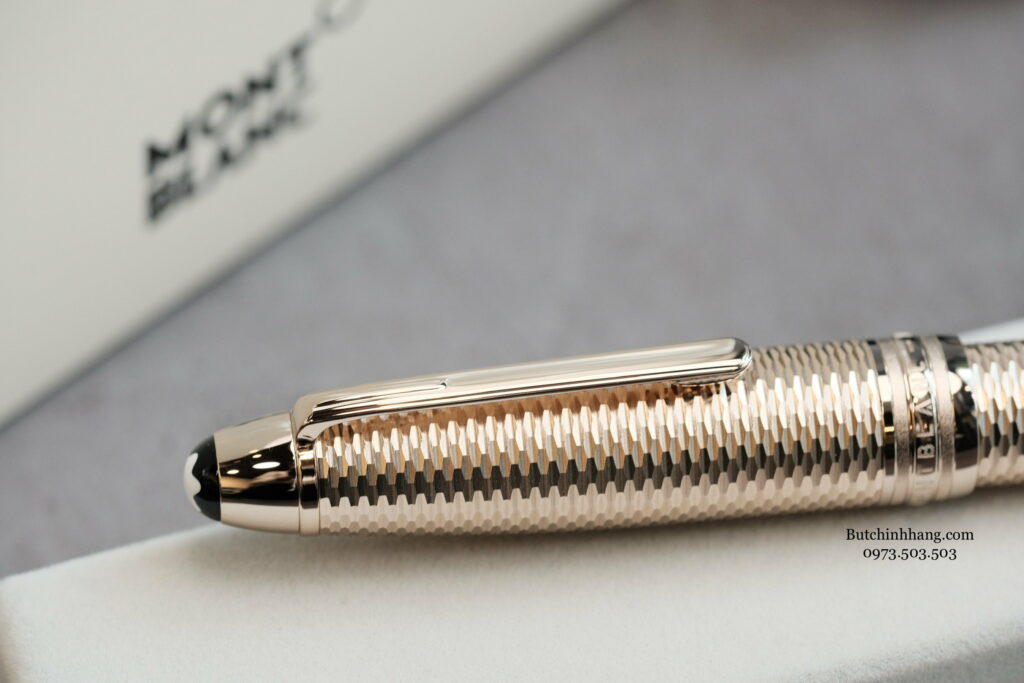 Choose the Montblanc Meisterstuck Solitaire Geometry Champagne Gold Legrand version if you are looking for a meaningful gift - or choose the montblanc meisterstuck solitaire geometry champagne gold legrand version if you are looking for a meaningful gift 3