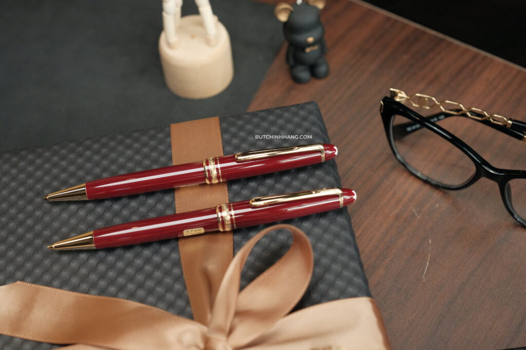 Bộ đôi Meisterstuck Classique Burgundy bút chì và bi xoay vô cùng đáng giá để sưu tầm B46DF90D 1C79 4F0D 854D 44BE2E1530B0 1 201 a