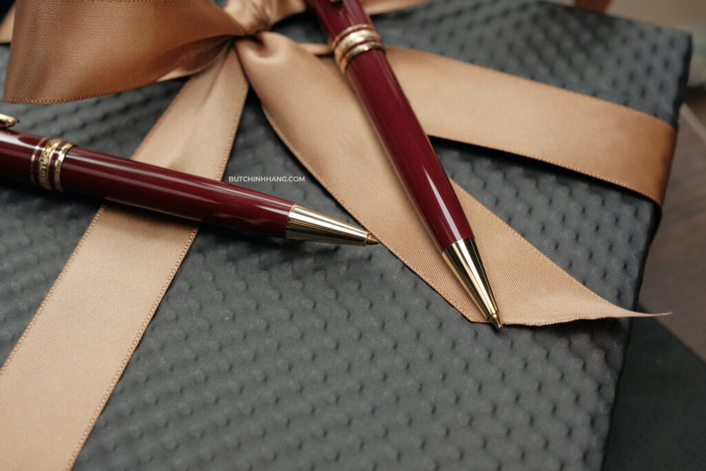 Bộ đôi Meisterstuck Classique Burgundy bút chì và bi xoay vô cùng đáng giá để sưu tầm E74CA6F7 75EF 464E 8781 AB4D5698FA51 1 201 a