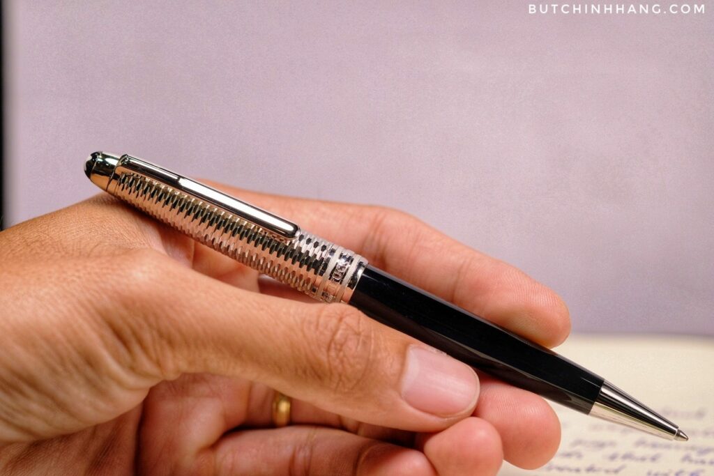Mẫu Bút Montblanc Meisterstuck Solitaire Doué Geometry Classique Ballpoint Pen - Tinh Tế Và Sang Trọng Để Làm Quà Tặng - mau but montblanc meisterstuck solitaire doue geometry classique ballpoint pen tinh te va sang trong de lam qua tang 1