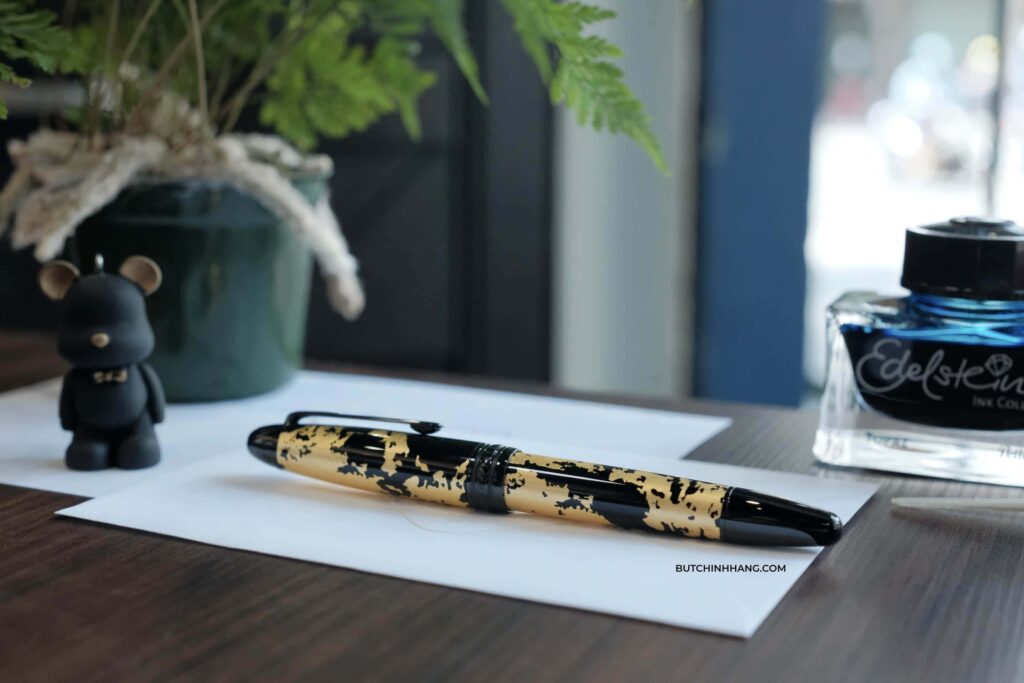 Từ nghệ thuật dát vàng lá thủ công của Nhật Bản đến mẫu bút đắt đỏ Montblanc Meisterstuck Solitaire Calligraphy Gold Leaf - tu nghe thuat dat vang la thu cong cua nhat ban den mau but dat do montblanc meisterstuck solitaire calligraphy gold leaf 3