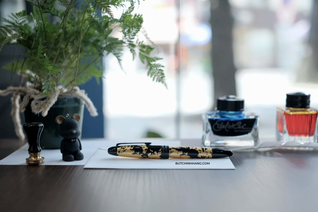 Từ nghệ thuật dát vàng lá thủ công của Nhật Bản đến mẫu bút đắt đỏ Montblanc Meisterstuck Solitaire Calligraphy Gold Leaf - tu nghe thuat dat vang la thu cong cua nhat ban den mau but dat do montblanc meisterstuck solitaire calligraphy gold leaf 4