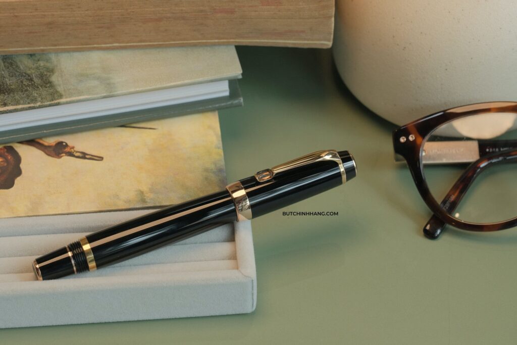 Viên đá topaz lấp lánh gắn liền với dòng bút Montblanc Boheme Marron  - vien da topaz lap lanh gan lien voi dong but montblanc boheme marron 1