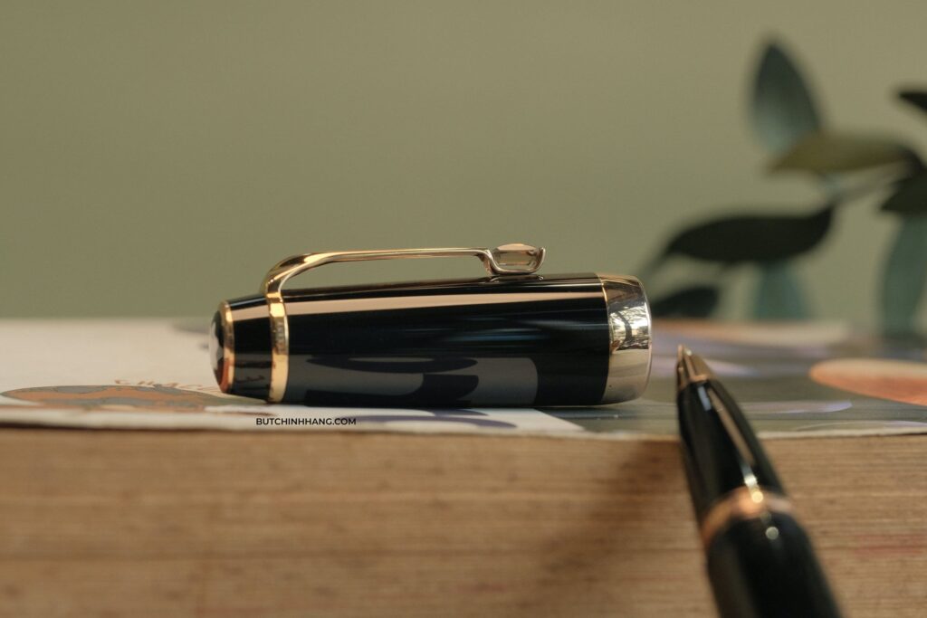 Viên đá topaz lấp lánh gắn liền với dòng bút Montblanc Boheme Marron  - vien da topaz lap lanh gan lien voi dong but montblanc boheme marron 3