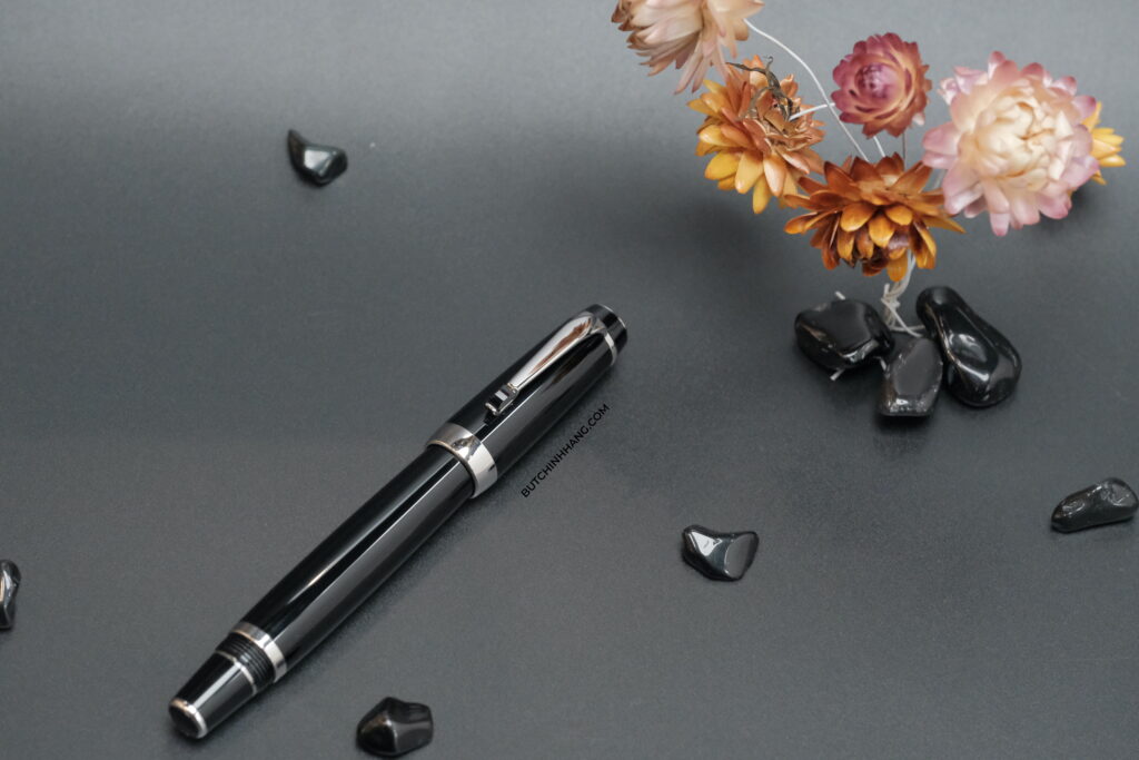 Noir - sắc đen huyền ảo và đầy sức mạnh trên mẫu bút Montblanc Boheme Noir Rollerball Pen D95CC83C 0DCC 4922 92D7 C7CE25D84B94 1 201 a