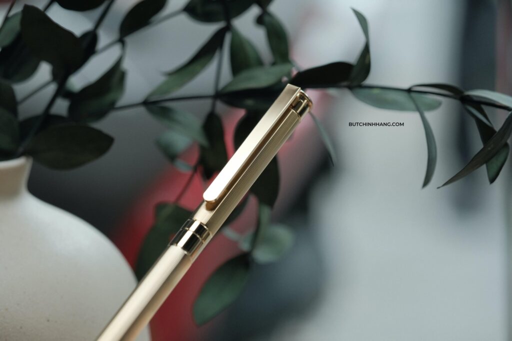 Một màu vàng quyến rũ và đầy mê hoặc của dòng bút Montblanc Noblesse Full Gold Plated  - mot mau vang quyen ru va day me hoac cua dong but montblanc noblesse full gold plated 1