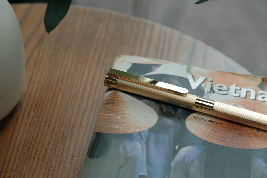 Một màu vàng quyến rũ và đầy mê hoặc của dòng bút Montblanc Noblesse Full Gold Plated  - mot mau vang quyen ru va day me hoac cua dong but montblanc noblesse full gold plated 4
