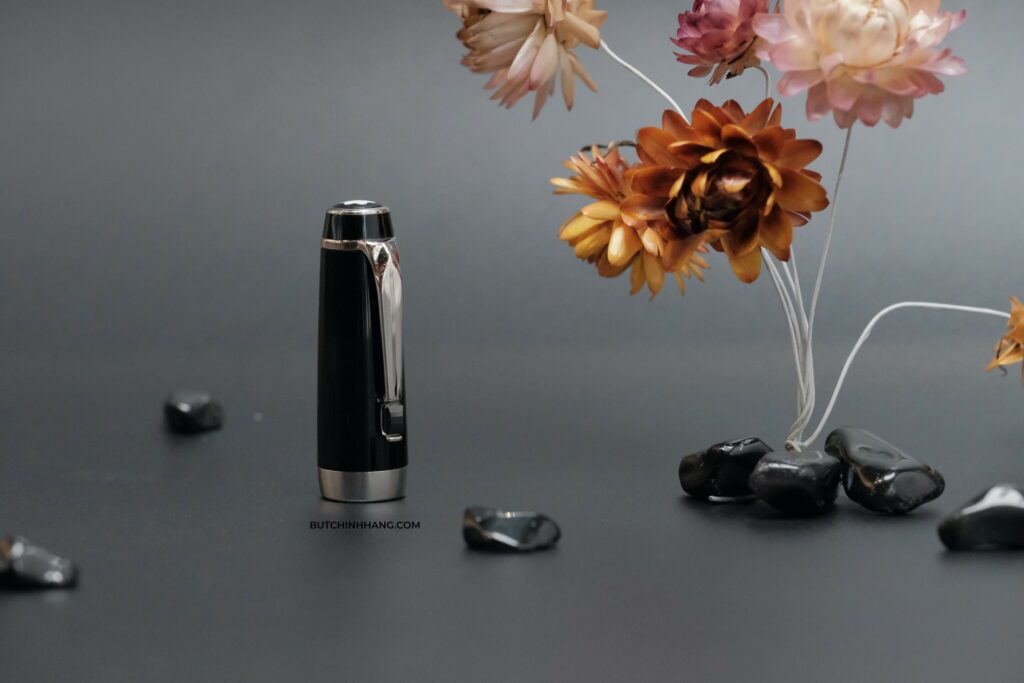 Noir - sắc đen huyền ảo và đầy sức mạnh trên mẫu bút Montblanc Boheme Noir Rollerball Pen - noir sac den huyen ao va day suc manh tren mau but montblanc boheme noir rollerball pen 1