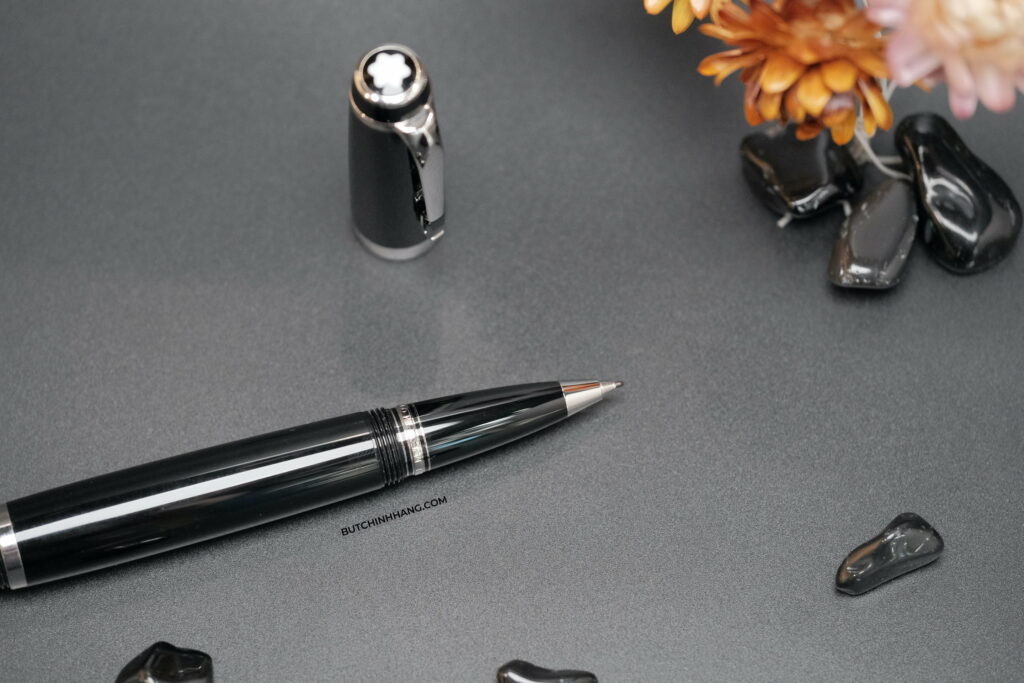 Noir - sắc đen huyền ảo và đầy sức mạnh trên mẫu bút Montblanc Boheme Noir Rollerball Pen - noir sac den huyen ao va day suc manh tren mau but montblanc boheme noir rollerball pen
