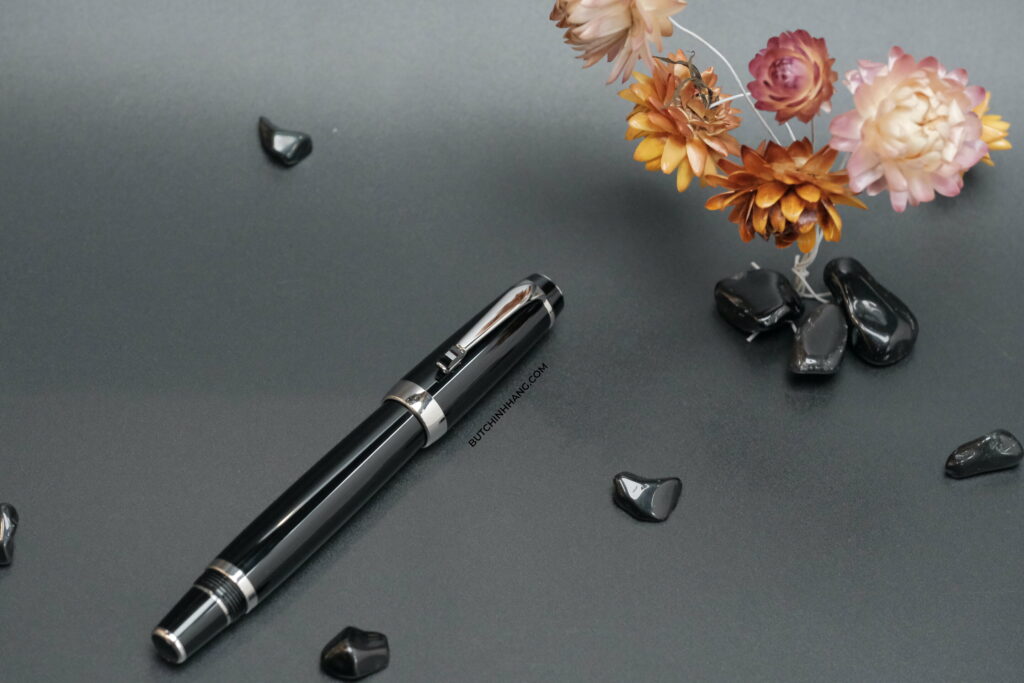 Noir - sắc đen huyền ảo và đầy sức mạnh trên mẫu bút Montblanc Boheme Noir Rollerball Pen - noir sac den huyen ao va day suc manh tren mau but montblanc boheme noir rollerball pen 2