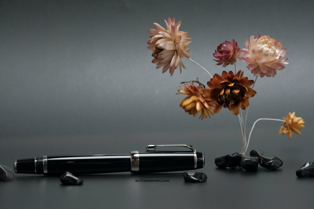 Noir - sắc đen huyền ảo và đầy sức mạnh trên mẫu bút Montblanc Boheme Noir Rollerball Pen - noir sac den huyen ao va day suc manh tren mau but montblanc boheme noir rollerball pen 3