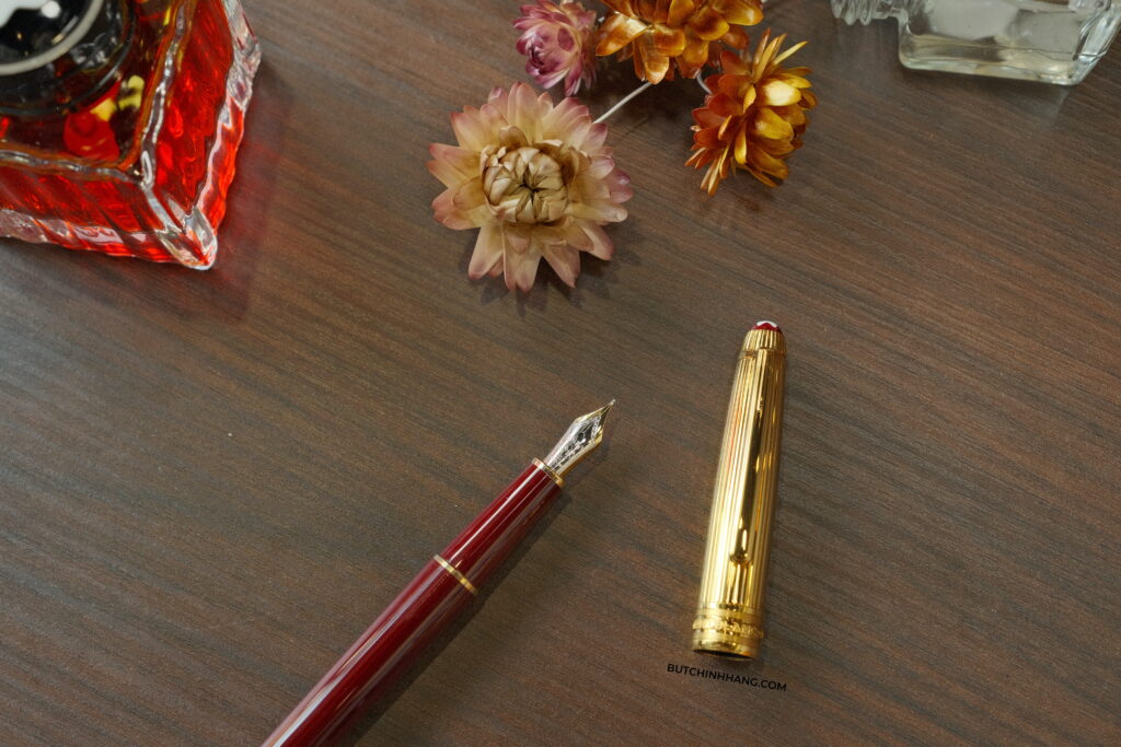 Mẫu bút máy mang màu đỏ Bordeaux và vàng Gold - Montblanc Meisterstuck Solitaire Bordeaux Doue Vermeil - 0C227AD9 BD4C 4134 8184 40DC9D635CEC 1 201 a