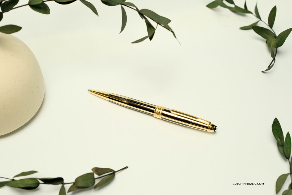 Bút Montblanc Meisterstuck Solitaire Gold & Black Ballpoint Pen - Vẻ đẹp vàng Gold và màu đen thuần tuý của sơn mài - 3BD86E73 8CD6 403A B8F4 0B63816A672D 1 201 a