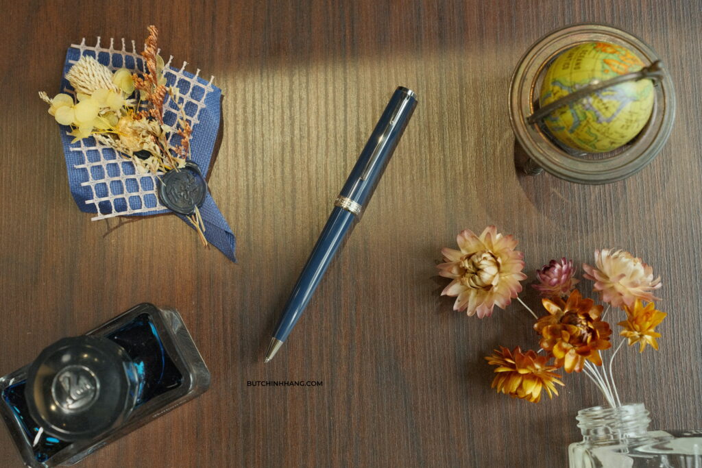 Một mẫu bút dành cho người mới sưu tầm Montblanc - Montblanc PIX Blue Ballpoint Pen - 563D0F6B 736B 4B6C 974B 5B764FDE6FE4 1 201 a