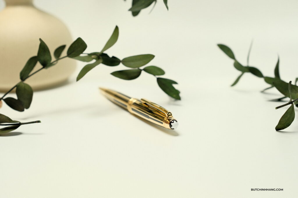 Bút Montblanc Meisterstuck Solitaire Gold & Black Ballpoint Pen - Vẻ đẹp vàng Gold và màu đen thuần tuý của sơn mài - 5F2C4460 C860 4AAE A6B0 E1FE7C1089C3 1 201 a