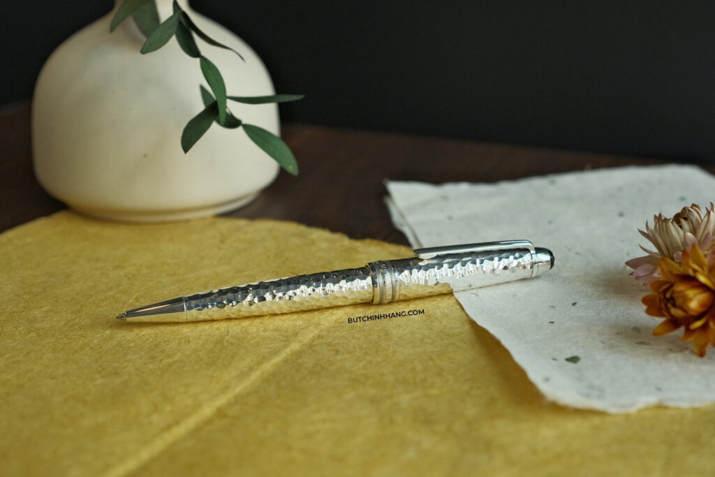 Mẫu bút Montblanc Meisterstuck Martele Sterling Silver - mẫu bút độc nhất bởi nghệ thuật “hammered optic” 8CC49867 CFF9 4860 9DAA 3955FF20A907 1 105 c
