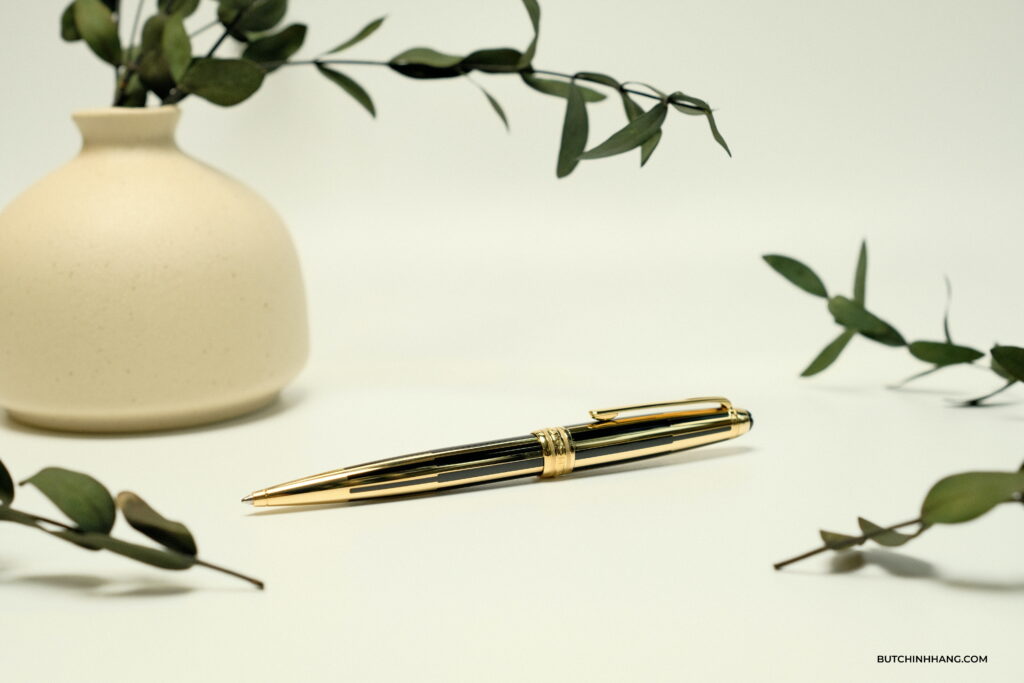 Bút Montblanc Meisterstuck Solitaire Gold & Black Ballpoint Pen - Vẻ đẹp vàng Gold và màu đen thuần tuý của sơn mài - C5B89C93 3B0B 4F06 846B 56C6E9DD5057 1 201 a