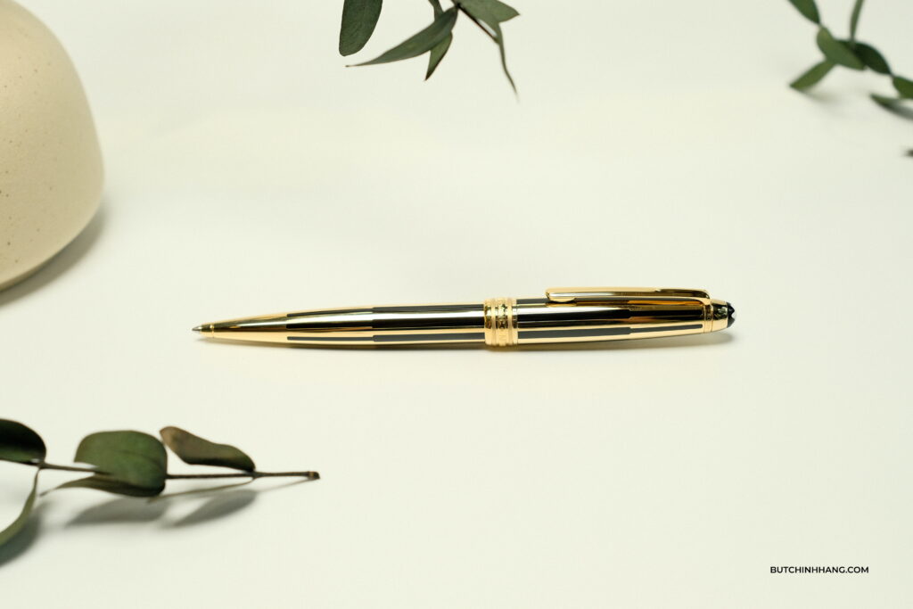 Bút Montblanc Meisterstuck Solitaire Gold & Black Ballpoint Pen - Vẻ đẹp vàng Gold và màu đen thuần tuý của sơn mài - D63F1289 FFE2 43C7 B80C E1A45025A69E 1 201 a