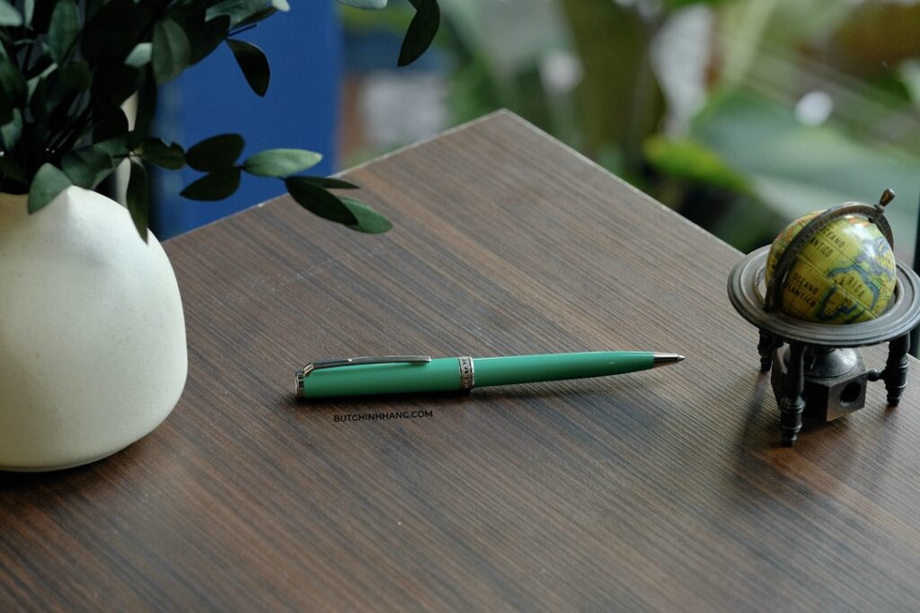 Bút Montblanc Pix Green Ballpoint Pen cùng màu xanh đặc biệt của mình. E3637C4F 57BD 4DCD 9AE2 954565AD2AD6 1 105 c