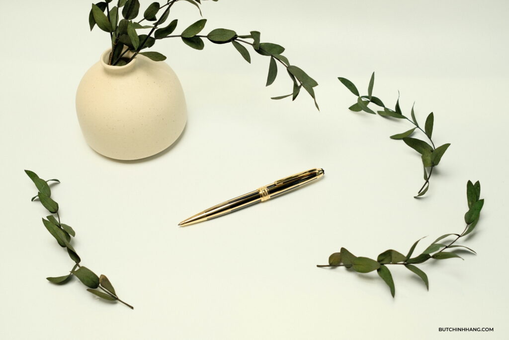Bút Montblanc Meisterstuck Solitaire Gold & Black Ballpoint Pen - Vẻ đẹp vàng Gold và màu đen thuần tuý của sơn mài - F25625E7 6393 469C 9679 184C8EFDF2D5 1 201 a