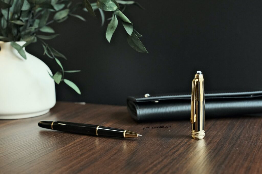 Bút Montblanc Meisterstuck Solitaire Doue Gold & Black Rollerball Pen - mang nét pha lẫn hiện đại và cổ điển - but montblanc meisterstuck solitaire doue gold amp black rollerball pen mang net pha lan hien dai va co dien