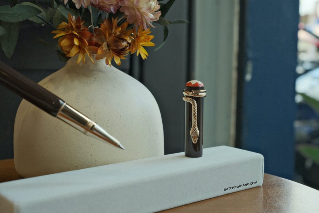 Đôi mắt Ruby sắc sảo của mẫu bút Montblanc Heritage Rouge & Noir Tropic Brown Special Edition  - doi mat ruby sac sao cua mau but montblanc heritage rouge amp noir tropic brown special edition