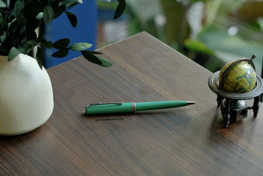 Pix là một dòng bút vô cùng thân thiện với những ai vừa mới bắt đầu sưu tầm Montblanc. Thừa hưởng thiết kế cổ điển của những dòng bút trước như Generation, Noblesses,... và kết hợp với phong cách thiết kế hiện đại, tân thời, dòng Montblanc Pix đã dần chiếm được tình cảm của người dùng. Với chất liệu đến từ nhựa resin cao cấp mà quen thuộc của Montblanc, thay vì là một màu đen truyền thống, thương hiệu Montblanc đã thay đổi thành một màu xanh lá bắt mắt và vô cùng hiện đại. Clip cài bút được mạ platinum vô cùng sang trọng. Mẫu bút là phiên bản bi xoay, mới nguyên hộp và đang có sẵn tại cửa hàng, thích hợp cho cả sưu tầm lẫn dùng làm quà tặng. Thông tin sản phẩm: https://butchinhhang.com/.../but-montblanc-pix-green.../ 2 Bút Montblanc Pix Green Ballpoint Pen cùng màu xanh đặc biệt của mình. - kinh mat va dieu thiet ke tuyet voi cua gc 2