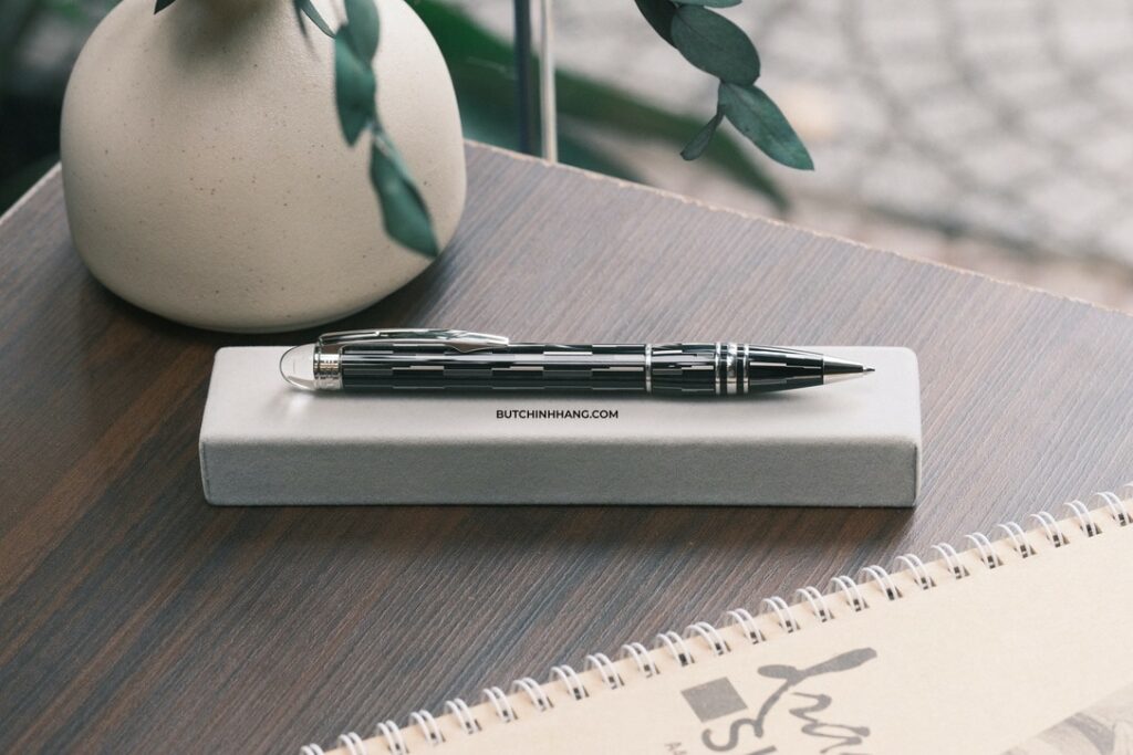 Montblanc Starwalker Mystery Black Ballpoint Pen - hoa văn của sự hiện đại - nhung mau kinh van phong de su dung cho tat ca moi nguoi 2