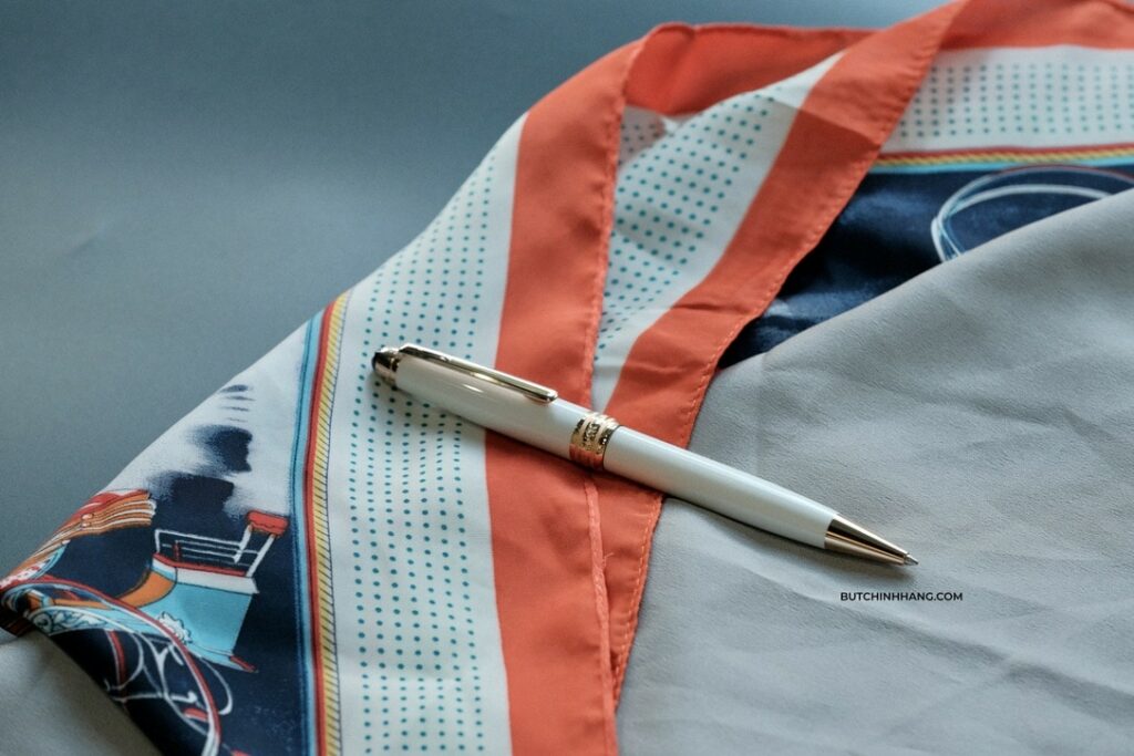 Montblanc Meisterstuck White Solitaire Red Gold Classique cùng màu trắng sơn mài đặc biệt - phien ban but mang mau do san ho doc dao ton vinh nha soan nhac johann sebastian bach vi dai 3