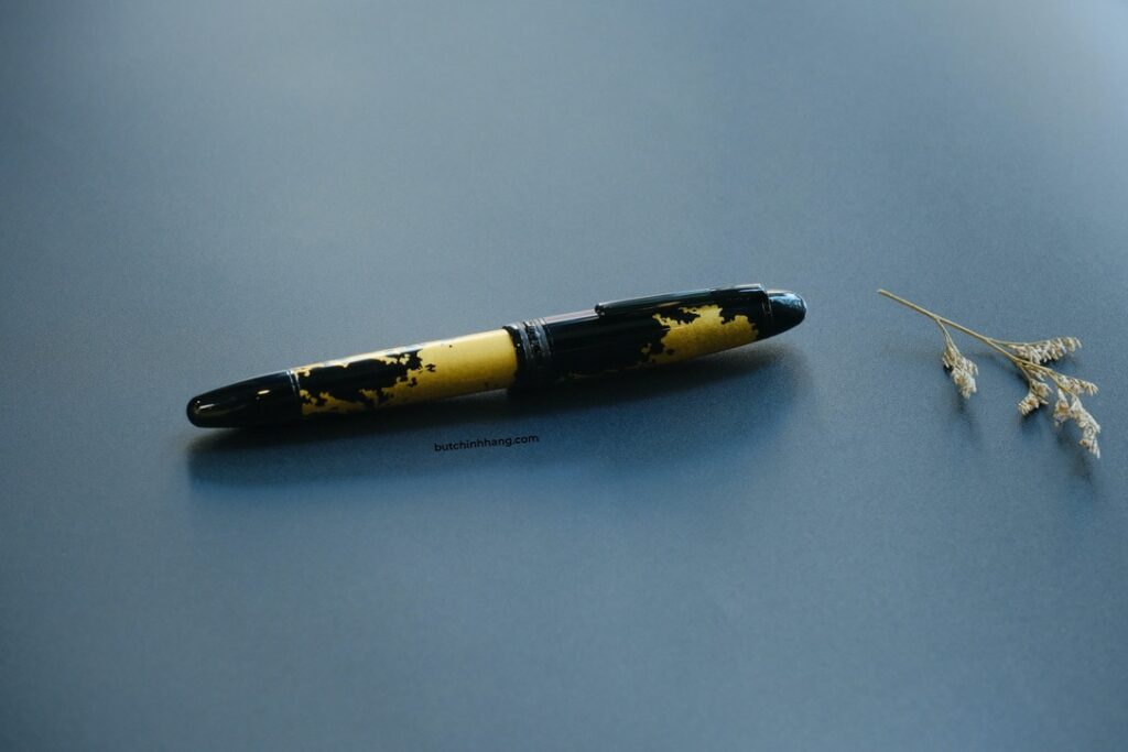 Vàng lá và nghệ thuật tuyệt vời trên mẫu bút Montblanc Meisterstuck Solitaire Calligraphy Gold Leaf Rollerball Pen - phien ban but mang mau do san ho doc dao ton vinh nha soan nhac johann sebastian bach vi dai 5