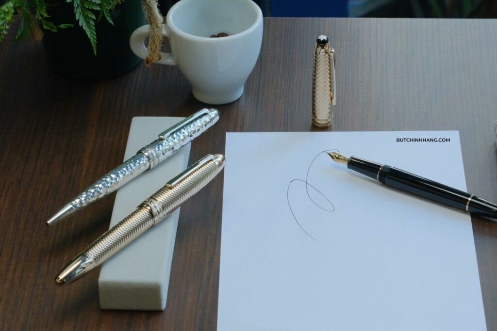 Những mẫu bút được sử dụng những hiệu ứng đặc biệt để tạo ra một bề mặt dễ dàng chơi đùa với ánh sáng. - phien ban but mang mau do san ho doc dao ton vinh nha soan nhac johann sebastian bach vi dai 7