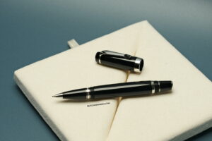Viên đá Onyx đầy quyến rũ trên clip cài của mẫu bút bi Boheme Noir Rollerball Pen
