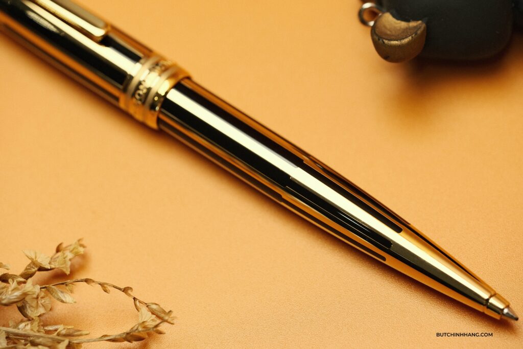 Mẫu bút kết hợp giữa sơn mài đen và thép mạ vàng 20K - Montblanc Meisterstuck Solitaire Gold & Black   DSCF7306