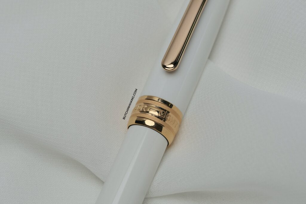 Mẫu bút bi trắng tinh khôi Montblanc Meisterstuck White Solitaire Red Gold Classique DSCF7468