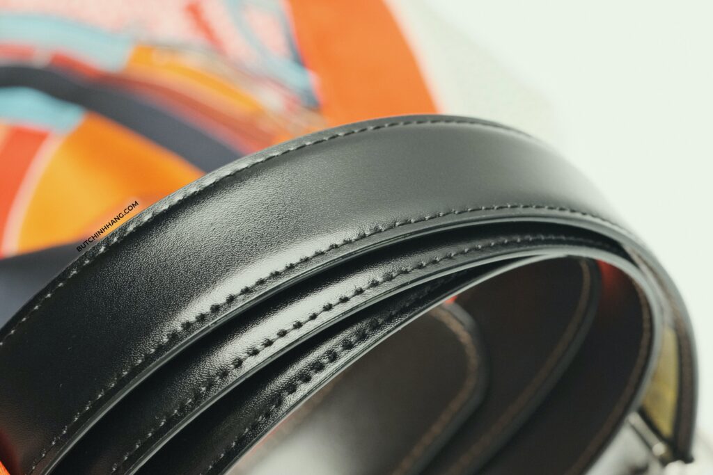 Mặt thắt lưng chữ nhật truyền thống cùng mẫu thắt lưng Montblanc Black Reversible Cut-to-size Business Belt DSCF7487