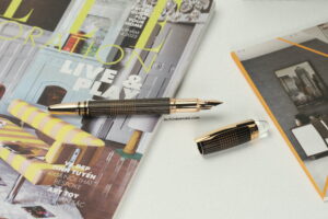 Mẫu bút máy hiện đại và sang trọng – Montblanc Starwalker Red Gold Metal Fountain Pen