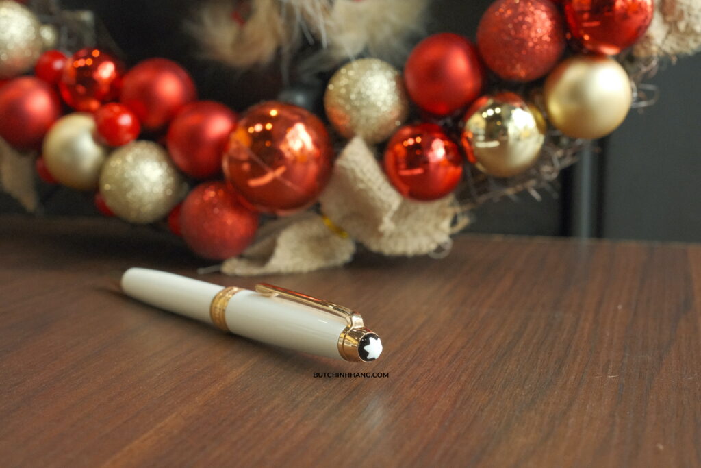 Mẫu bút hoàn hảo cho kỳ Giáng Sinh sắp tới - Montblanc Meisterstuck White Solitaire Red Gold FD291B5E 21A9 462C A38F 52C087972712 1 201 a