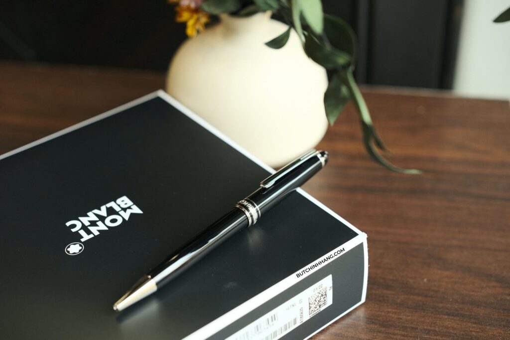 Bộ quà tặng Montblanc bút ký và ví namecard đơn giản, phù hợp với mọi người - bo qua tang montblanc but ky va vi namecard don gian phu hop voi moi nguoi 1