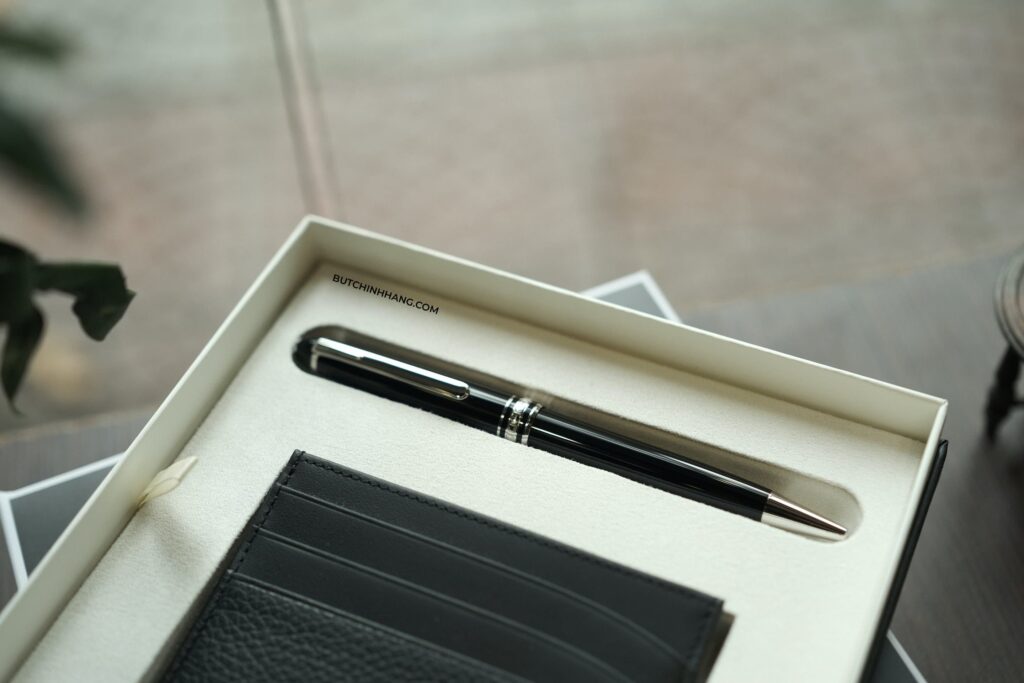 Bộ quà tặng Montblanc bút ký và ví namecard đơn giản, phù hợp với mọi người - bo qua tang montblanc but ky va vi namecard don gian phu hop voi moi nguoi 3