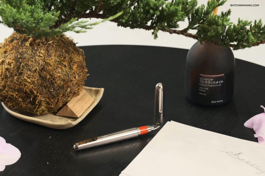 Bút (Montblanc M)RED Signature Rollerball Pen cùng vẻ đẹp của sự hiện đại, đại diện cho kỷ nguyên tương lai - but montblanc mred signature rollerball pen cung ve dep cua su hien dai dai dien cho ky nguyen tuong lai 1