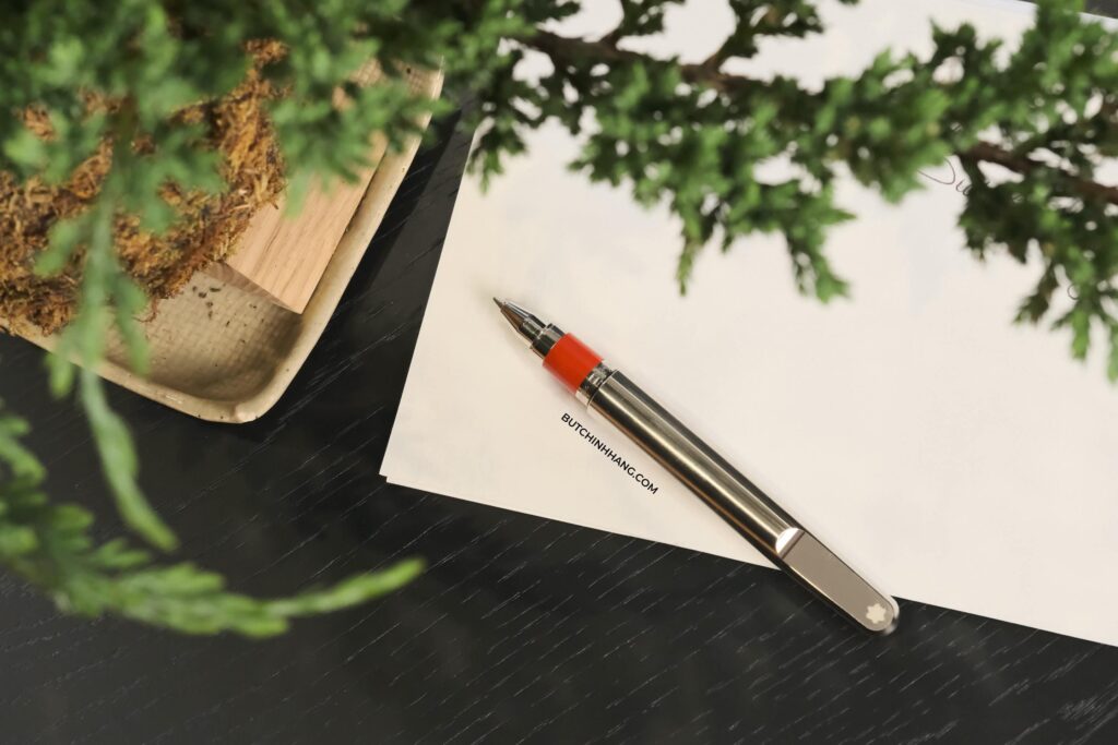Bút (Montblanc M)RED Signature Rollerball Pen cùng vẻ đẹp của sự hiện đại, đại diện cho kỷ nguyên tương lai - but montblanc mred signature rollerball pen cung ve dep cua su hien dai dai dien cho ky nguyen tuong lai 2